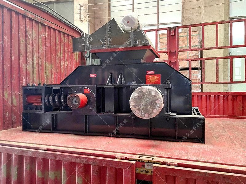 2PG800x600對(duì)輥破碎機(jī)發(fā)往貴州貴陽破碎鵝卵石