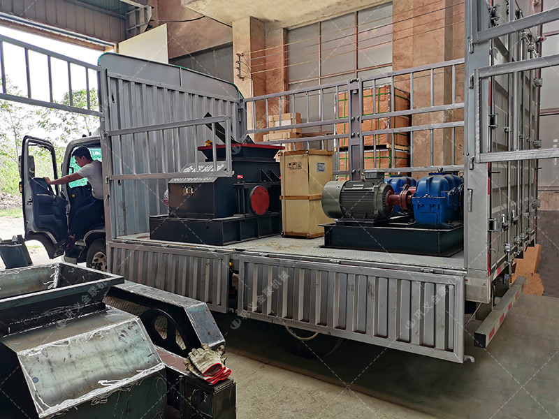 2PG800*600對輥破碎機發(fā)往重慶_破碎鵝卵石